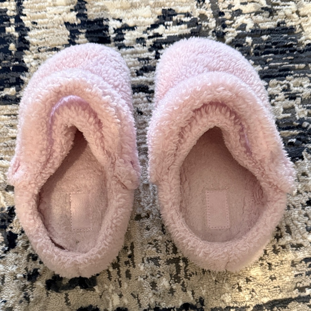 CROCS Fuzzy Pink Kids Slippers